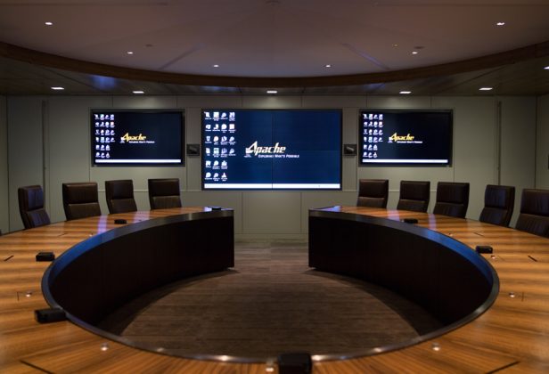 una sala de conferencias con una gran pantalla que dice apache