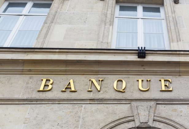 the word banque is on the side of a building
