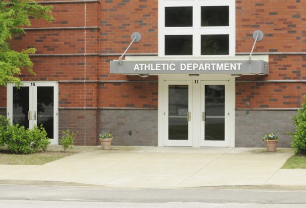 un edificio de ladrillo con un cartel que dice departamento de atletismo