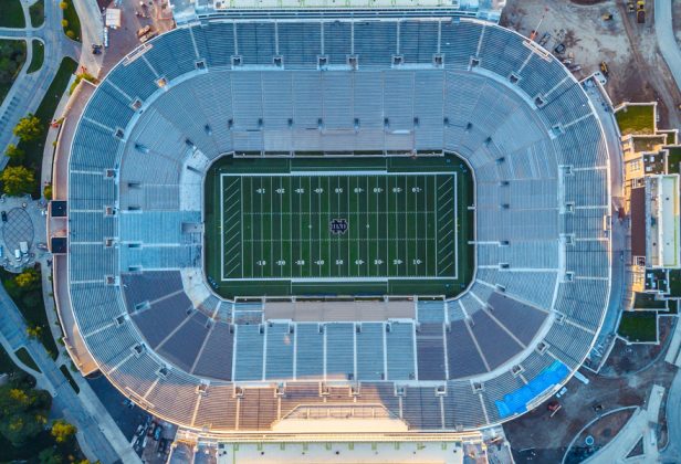 una vista aérea del estadio de fútbol de Notre Dame con asientos vacíos