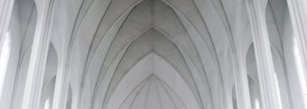 Arcos góticos en una iglesia moderna (Reikiavik, Islandia). Casi negro (gris) y blanco